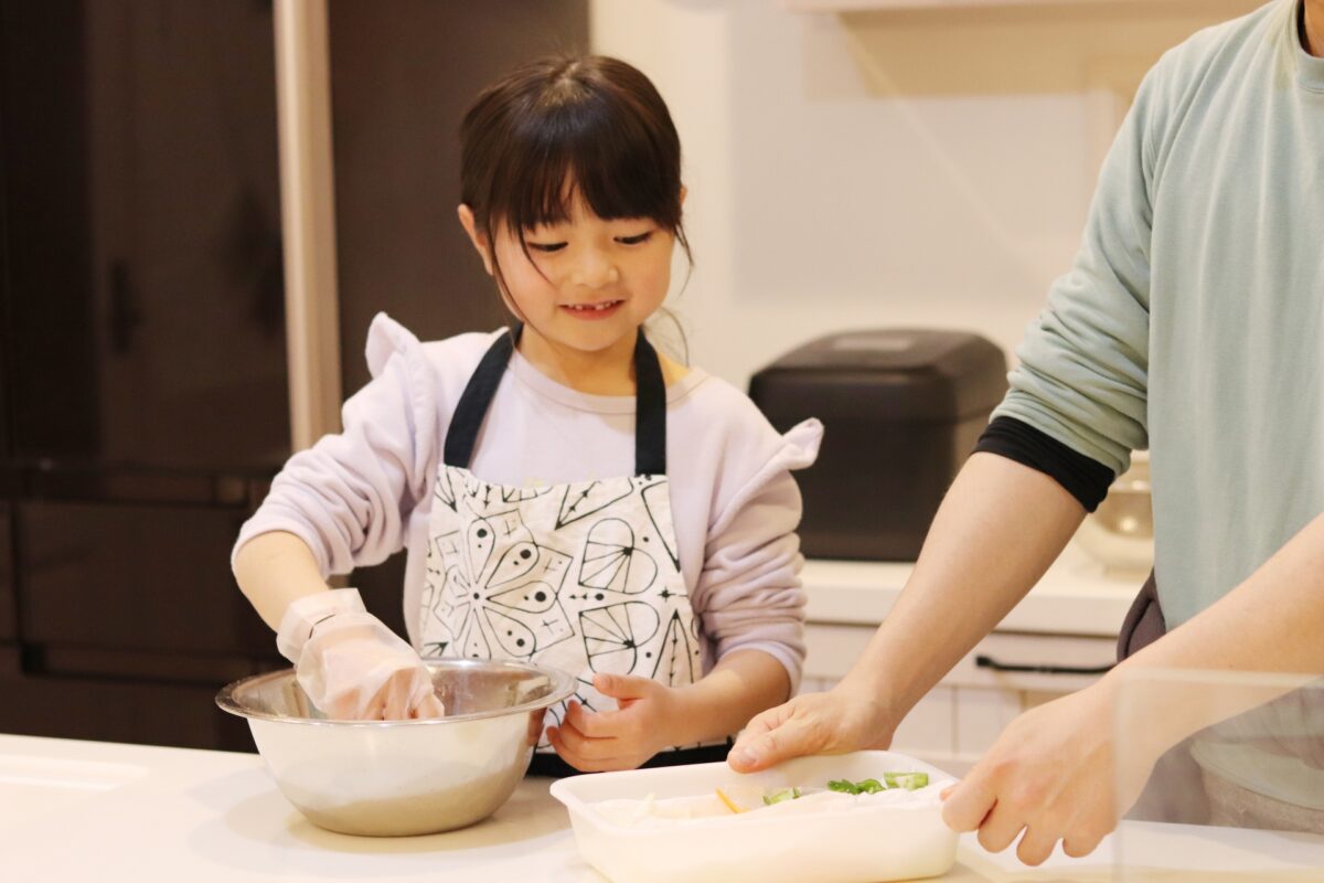 子どもが“働く力”を育てるために家庭でできること|「お手伝い」を将来の自立に繋げるステップアップ術