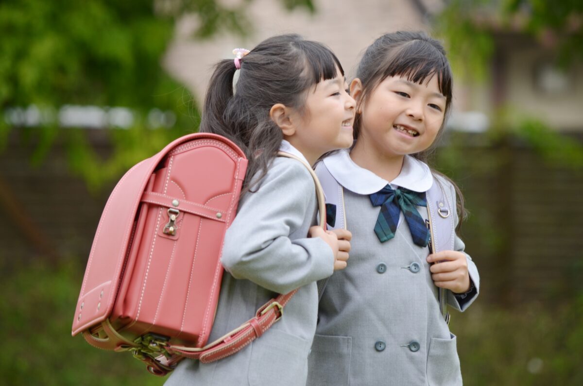 友達との距離感がわからない子への支援|しつこい・一方的・空気が読めない背景にある発達特性とは