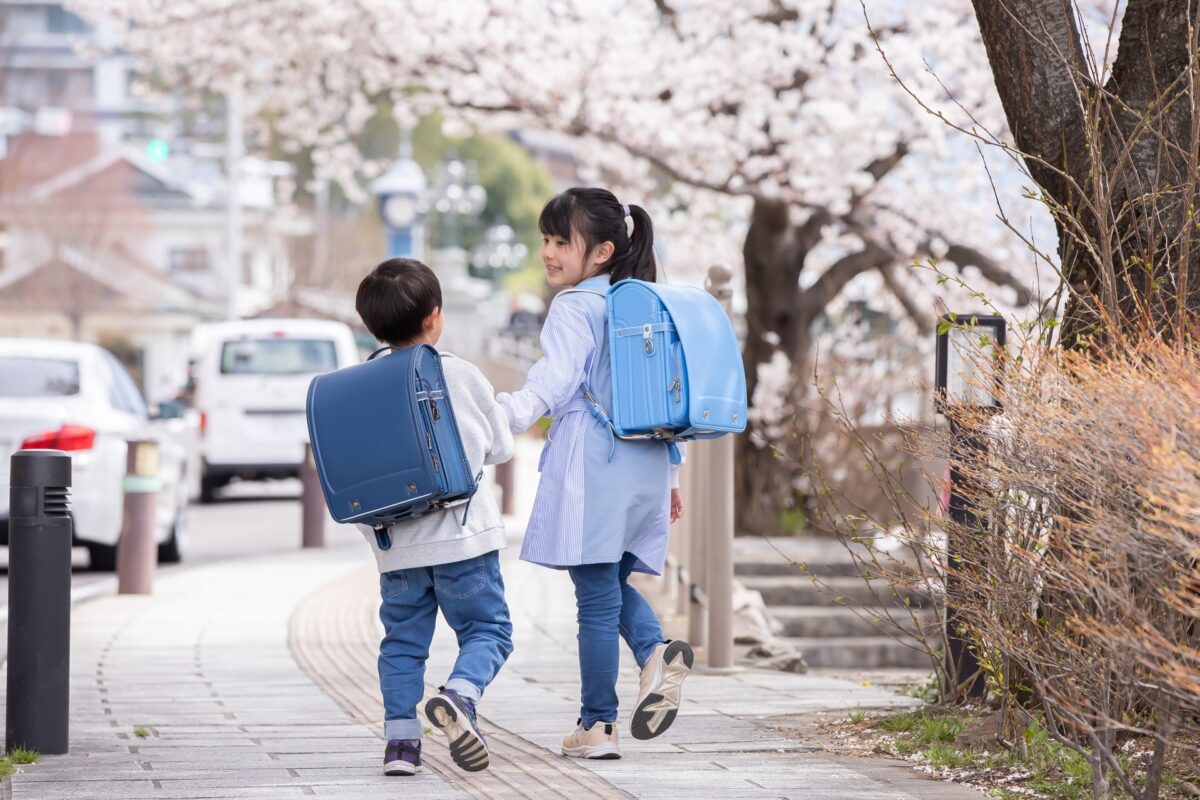 学校・園で起きる感覚過敏・感覚鈍麻の困りごと｜音・給食・制服・行事への影響と支援のポイント