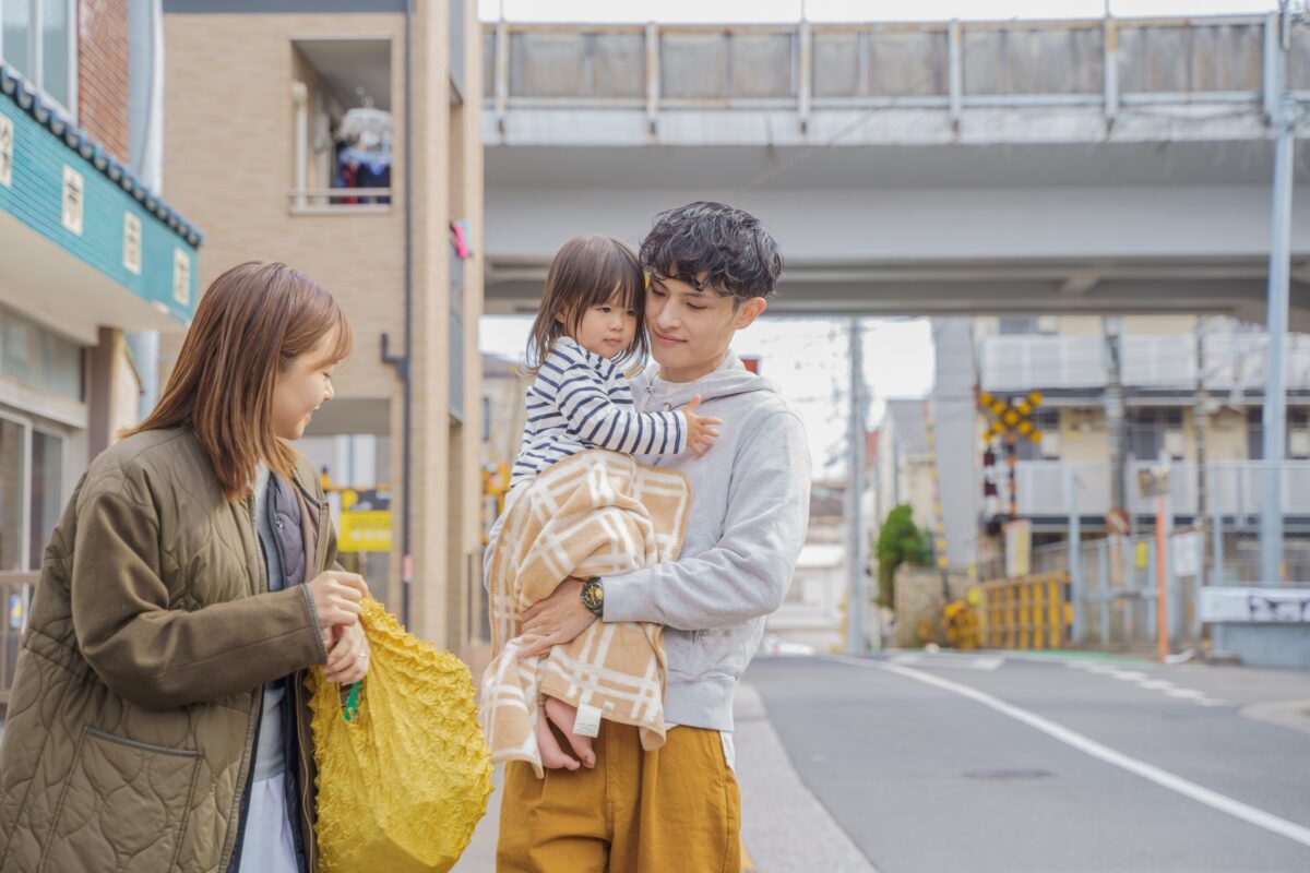 外出・公共の場で表れやすい感覚過敏・感覚鈍麻|人混み・音・光・自然環境で起きる困りごとと支援のポイント