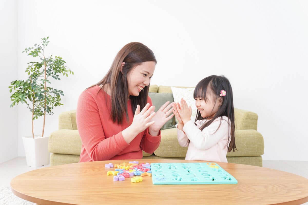 個別療育 vs 集団療育、どちらが正解？お子様のタイプ別・最適な支援スタイルの選び方