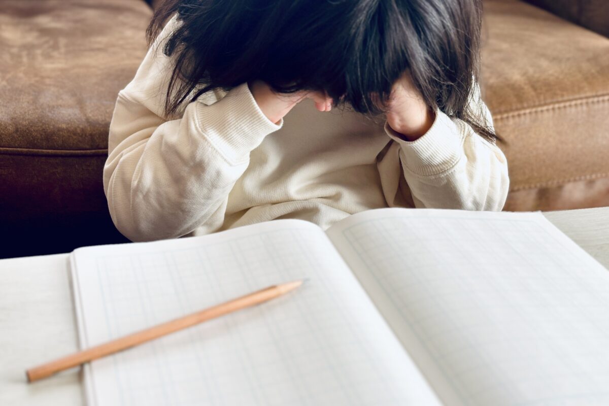 学習のつまずきが原因で起こる二次障害|保護者の声と理解のための知識を整理
