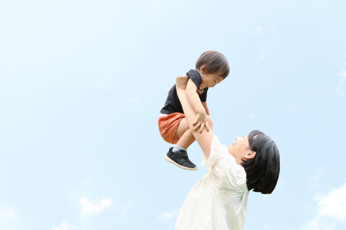 「うちの子、私のこと嫌いなんじゃ」と悩むあなたへ|特性のある子が発する小さな愛着のサインと心の安全基地