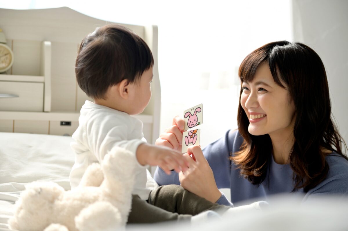 絵カード(PECS)を使ったコミュニケーション支援の基本|言葉が出ない子の心に寄り添う「伝わった!」の成功体験